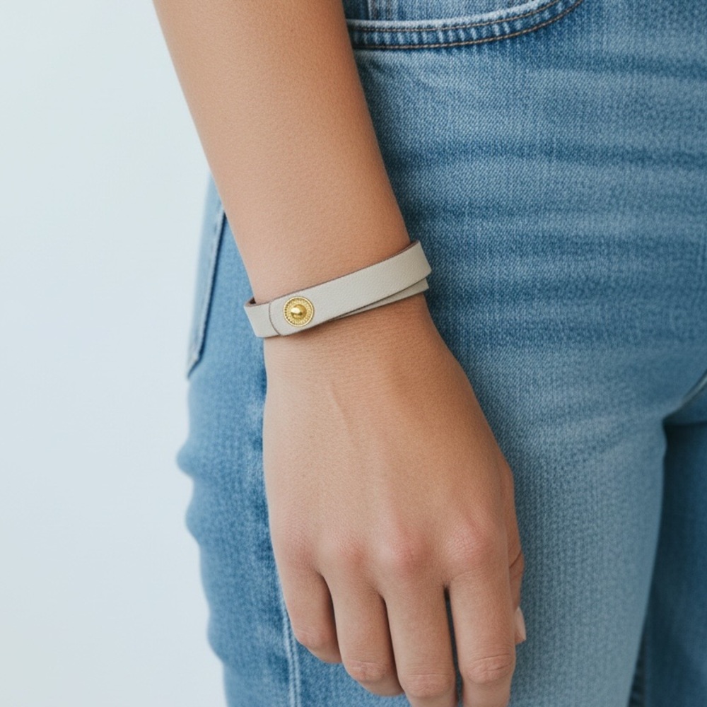 ❤️Stylish white  Bracelet with Gold Button